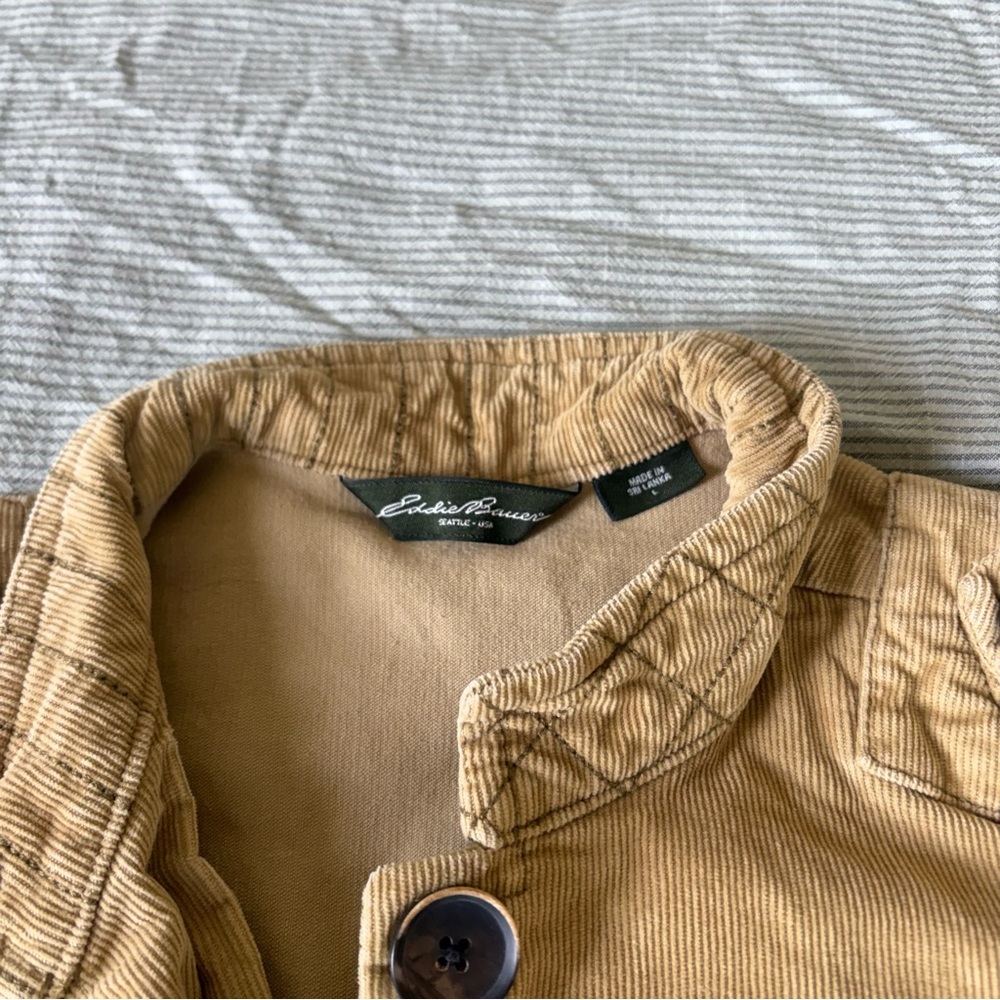Eddie Bauer Women's Utility Jacket in Tan - Picture 4 of 4